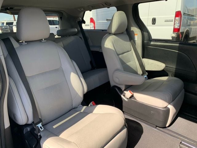 2017 Toyota Sienna Limited Premium FWD 7-Passenger 1-OWNER - 23050737 - 4