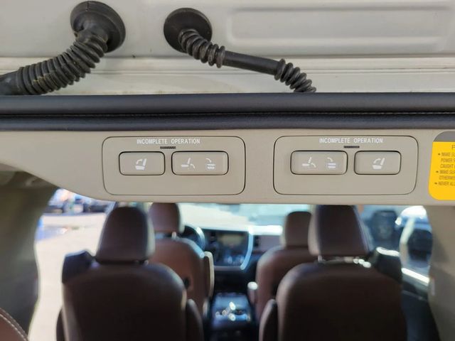 2017 Toyota Sienna Limited Premium Minivan 4D - 23031822 - 26