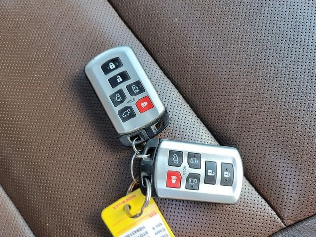 2017 Toyota Sienna Limited Premium Minivan 4D - 23031822 - 31