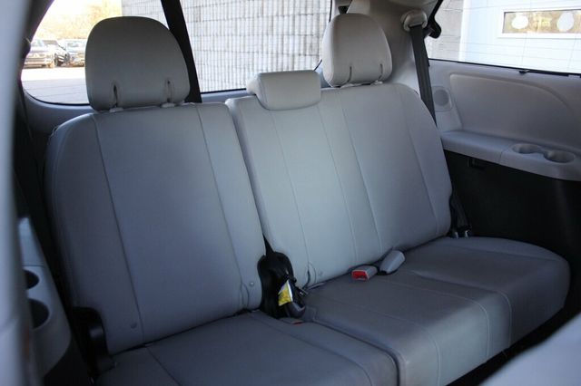 2017 Toyota Sienna LIMITED W/ LEATHER MOONROOF - 22927158 - 11