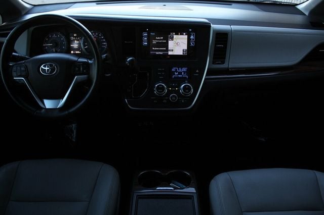 2017 Toyota Sienna LIMITED W/ LEATHER MOONROOF - 22927158 - 12