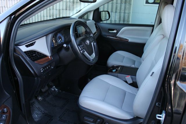 2017 Toyota Sienna LIMITED W/ LEATHER MOONROOF - 22927158 - 23