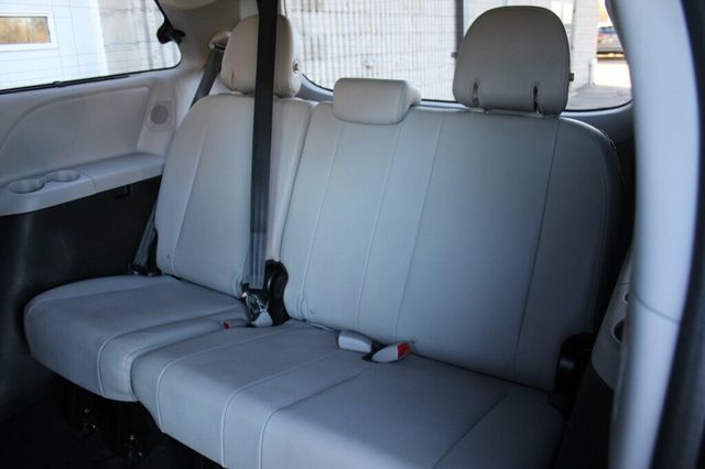 2017 Toyota Sienna LIMITED W/ LEATHER MOONROOF - 22927158 - 28