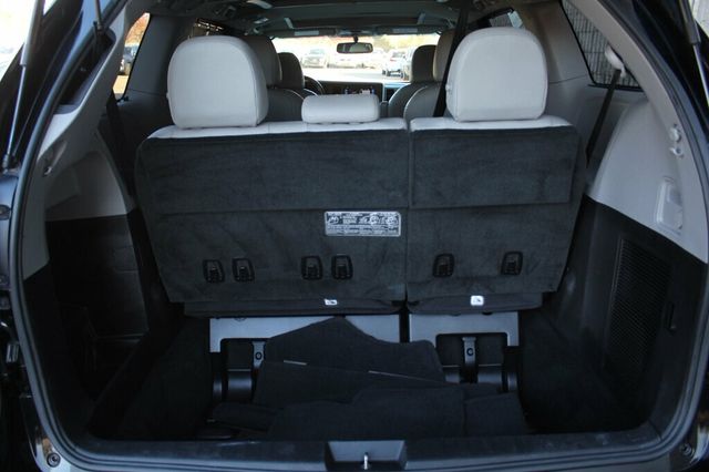 2017 Toyota Sienna LIMITED W/ LEATHER MOONROOF - 22927158 - 32