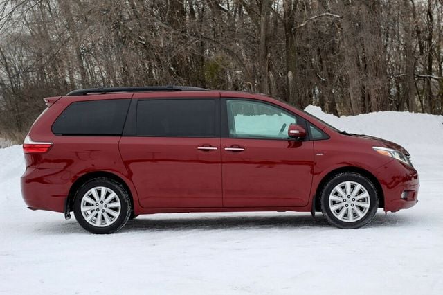 2017 Toyota Sienna ONE OWNER AWD LIMITED W/ NAVIGATION, LEATHER, MOONROOF - 22946127 - 1