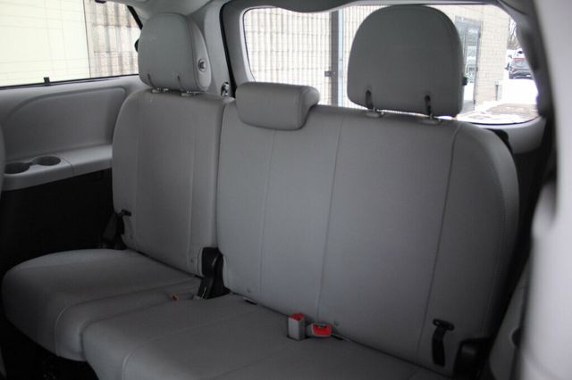 2017 Toyota Sienna ONE OWNER AWD LIMITED W/ NAVIGATION, LEATHER, MOONROOF - 22946127 - 30