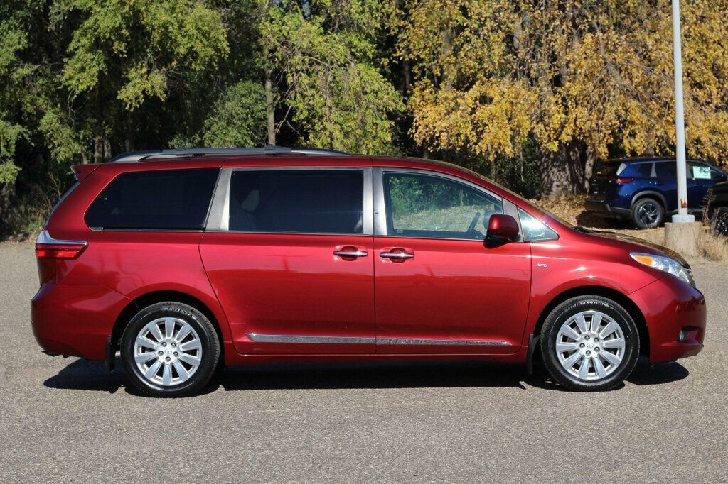 2017 Toyota Sienna XLE photo 2