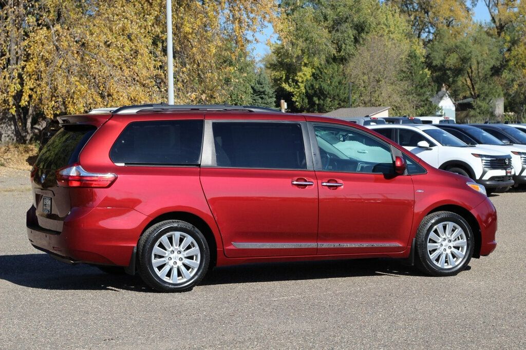 2017 Toyota Sienna XLE photo 3
