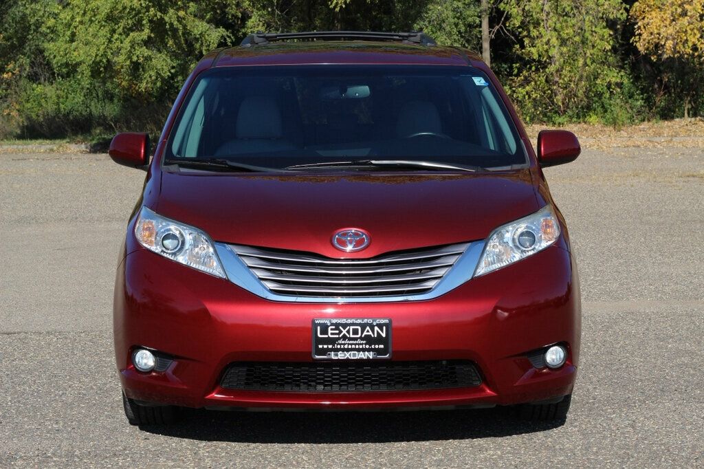 2017 Toyota Sienna XLE photo 4