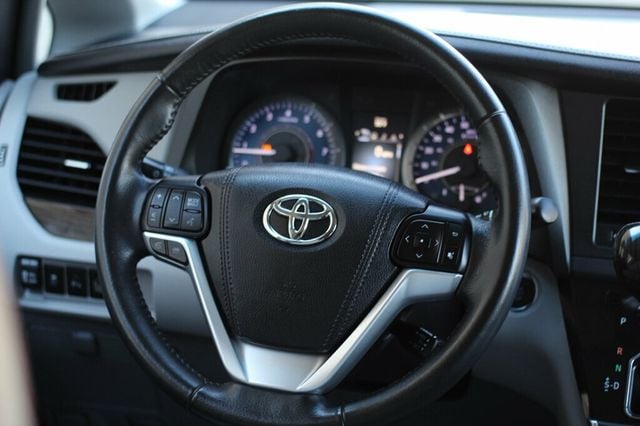 2017 Toyota Sienna ONE OWNER AWD XLE W/ NAVIGATION MOONROOF LEATHER - 22927142 - 29