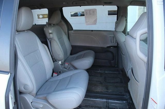 2017 Toyota Sienna ONE OWNER XLE 8 PASSENGER W/ LEATHER, MOONROOF - 22980377 - 10