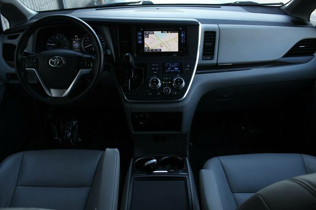 2017 Toyota Sienna ONE OWNER XLE 8 PASSENGER W/ LEATHER, MOONROOF - 22980377 - 13