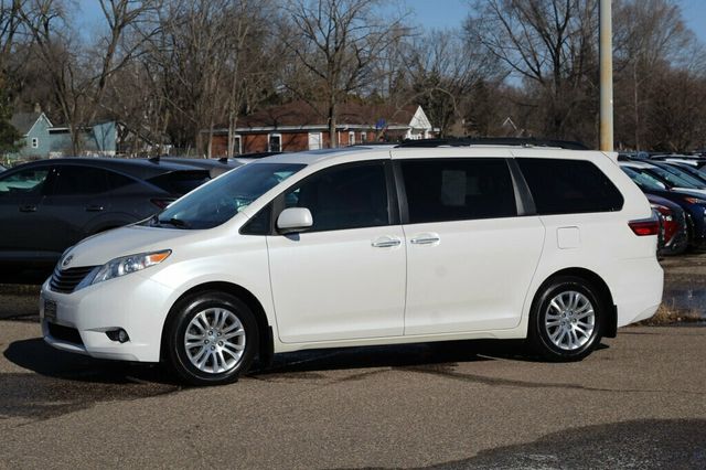 2017 Toyota Sienna ONE OWNER XLE 8 PASSENGER W/ LEATHER, MOONROOF - 22980377 - 17