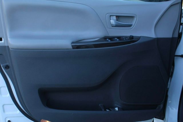 2017 Toyota Sienna ONE OWNER XLE 8 PASSENGER W/ LEATHER, MOONROOF - 22980377 - 20