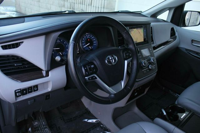 2017 Toyota Sienna ONE OWNER XLE 8 PASSENGER W/ LEATHER, MOONROOF - 22980377 - 25