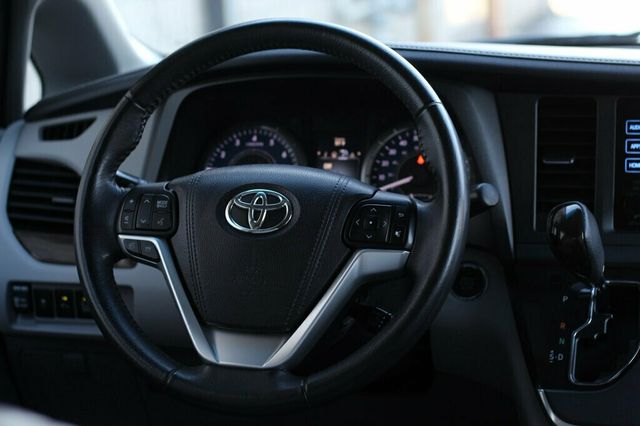 2017 Toyota Sienna ONE OWNER XLE 8 PASSENGER W/ LEATHER, MOONROOF - 22980377 - 29