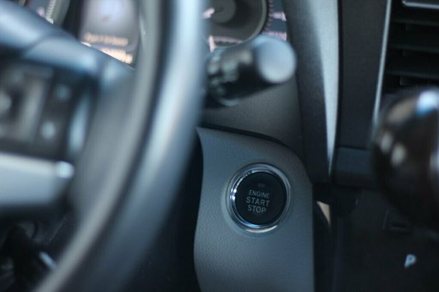 2017 Toyota Sienna ONE OWNER XLE 8 PASSENGER W/ LEATHER, MOONROOF - 22980377 - 30