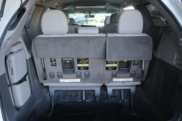 2017 Toyota Sienna ONE OWNER XLE 8 PASSENGER W/ LEATHER, MOONROOF - 22980377 - 33