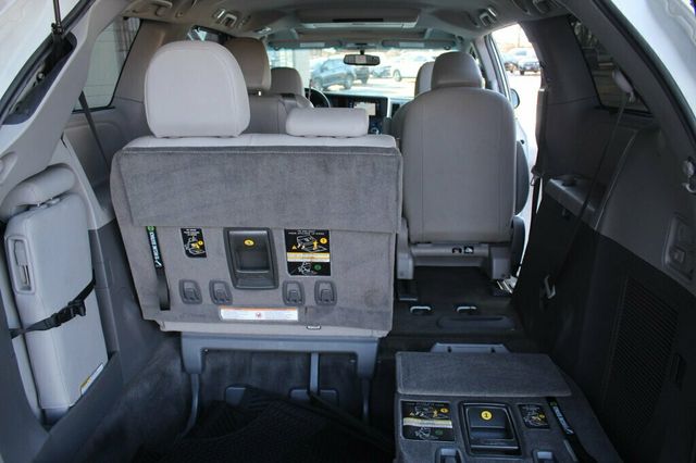 2017 Toyota Sienna ONE OWNER XLE 8 PASSENGER W/ LEATHER, MOONROOF - 22980377 - 35