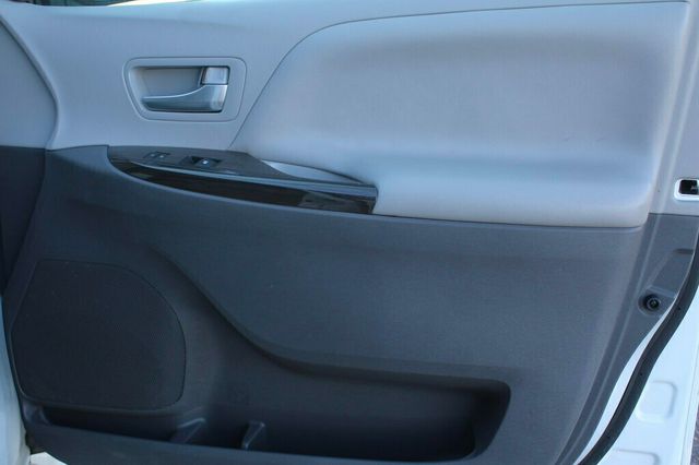 2017 Toyota Sienna ONE OWNER XLE 8 PASSENGER W/ LEATHER, MOONROOF - 22980377 - 5