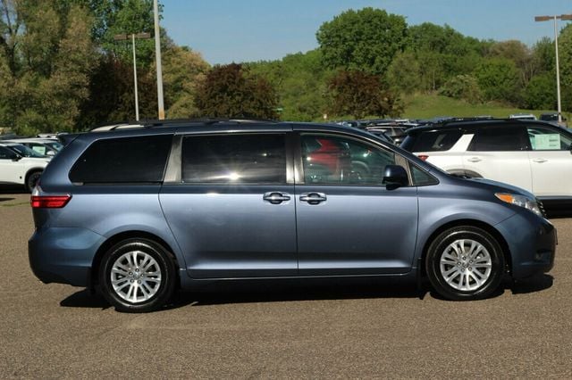 2017 Toyota Sienna ONE OWNER  XLE PREMIUM W/ NAVIGATION, DVD,LEATHER, MOONROOF - 23018364 - 1
