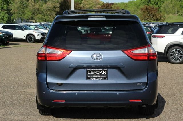 2017 Toyota Sienna XLE Premium V6 8-Passenger's photo