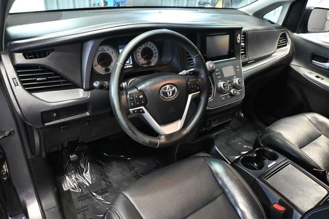 2017 Toyota Sienna SE FWD 8-Passenger - 23086204 - 9