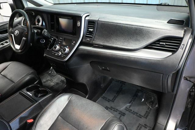2017 Toyota Sienna SE FWD 8-Passenger - 23086204 - 10