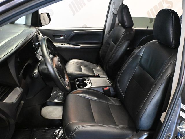 2017 Toyota Sienna SE FWD 8-Passenger - 23086204 - 13