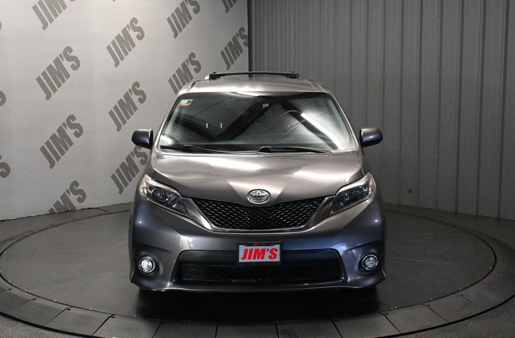 Toyota Sienna photo 2