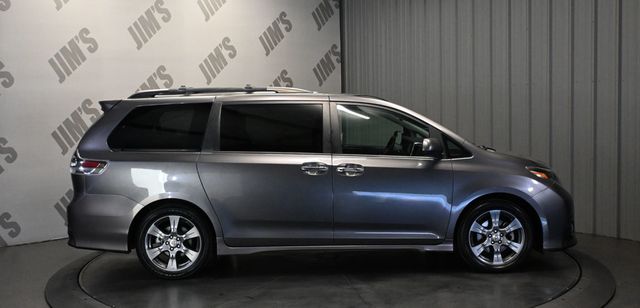 2017 Toyota Sienna SE FWD 8-Passenger - 23086204 - 3