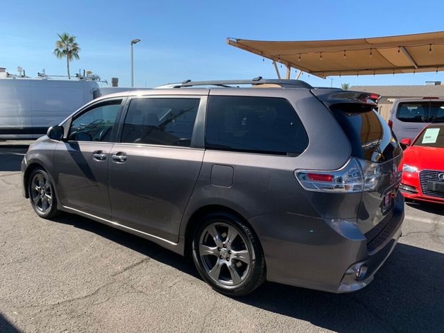 2017 Toyota Sienna SE FWD 8-Passenger - 22975613 - 9