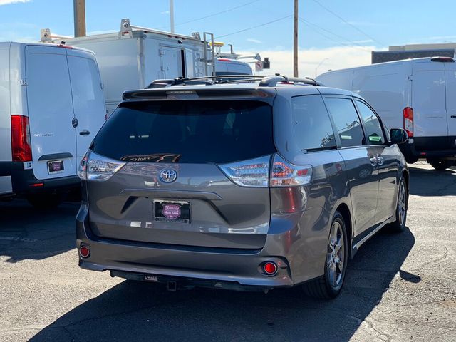 2017 Toyota Sienna SE FWD 8-Passenger - 22975613 - 11
