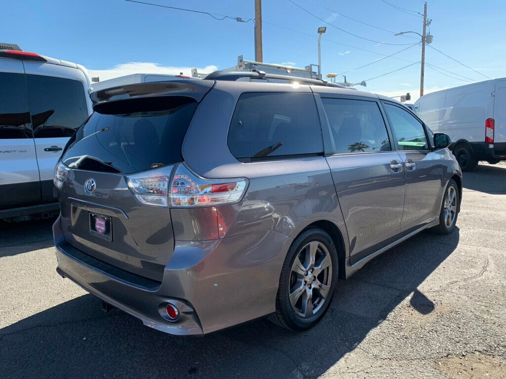2017 Toyota Sienna SE FWD 8-Passenger - 22975613 - 12
