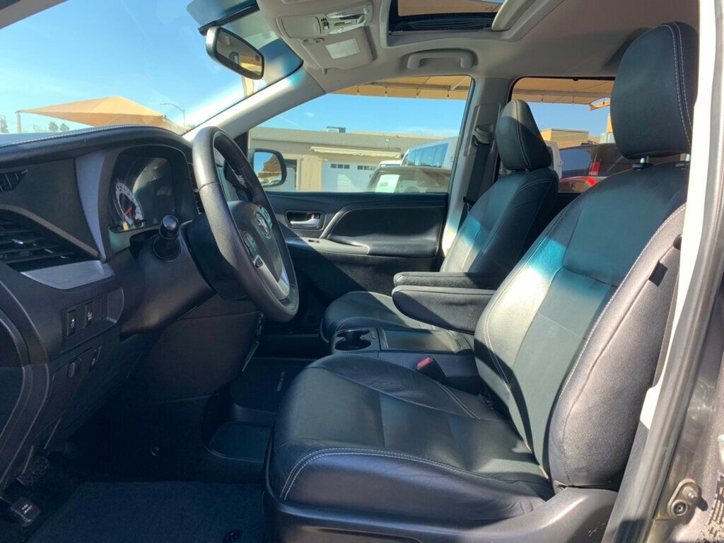 2017 Toyota Sienna SE FWD 8-Passenger - 22975613 - 14