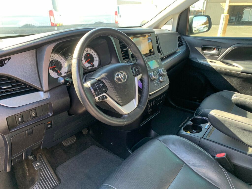 2017 Toyota Sienna SE FWD 8-Passenger - 22975613 - 16