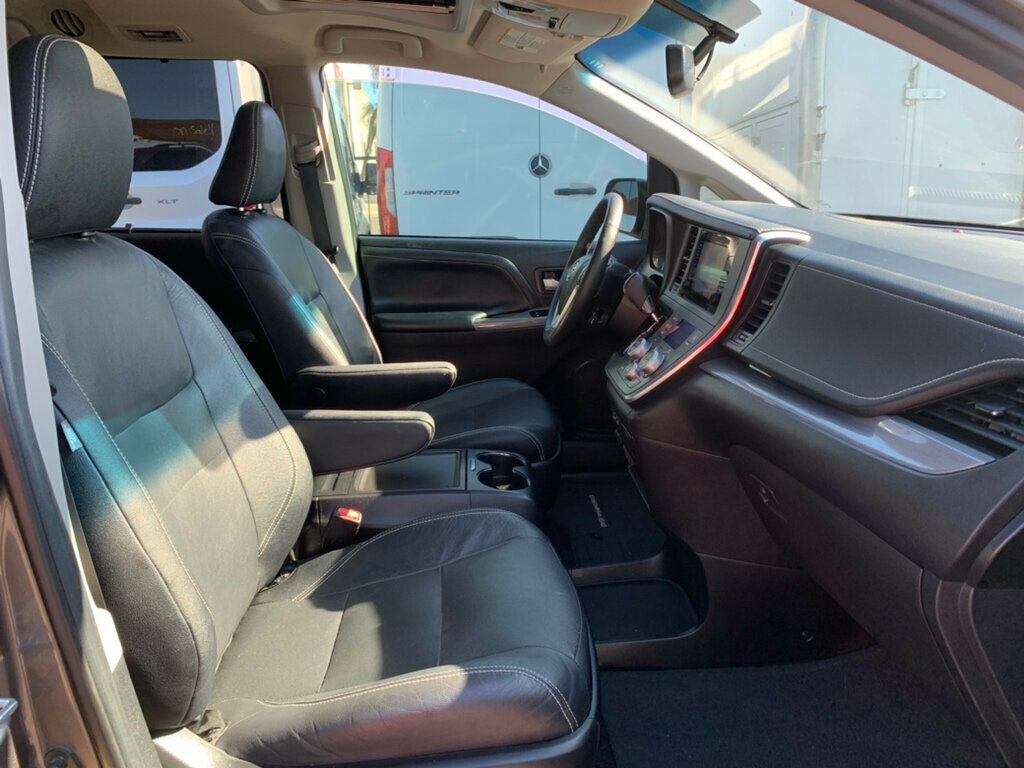 2017 Toyota Sienna SE FWD 8-Passenger - 22975613 - 20