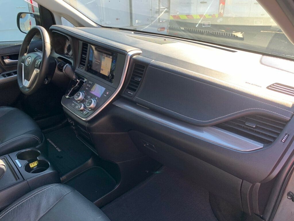 2017 Toyota Sienna SE FWD 8-Passenger - 22975613 - 21