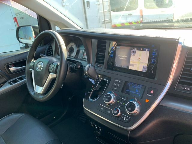2017 Toyota Sienna SE FWD 8-Passenger - 22975613 - 24