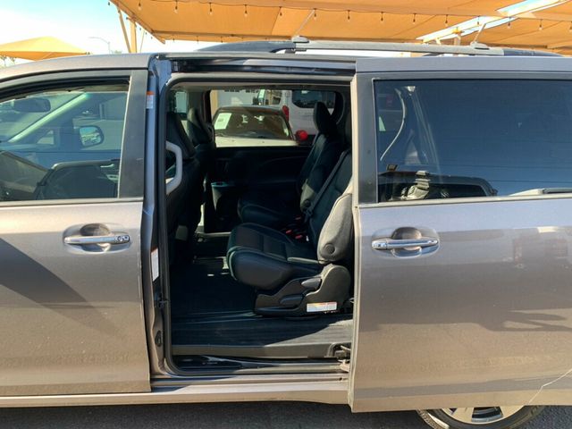2017 Toyota Sienna SE FWD 8-Passenger - 22975613 - 25