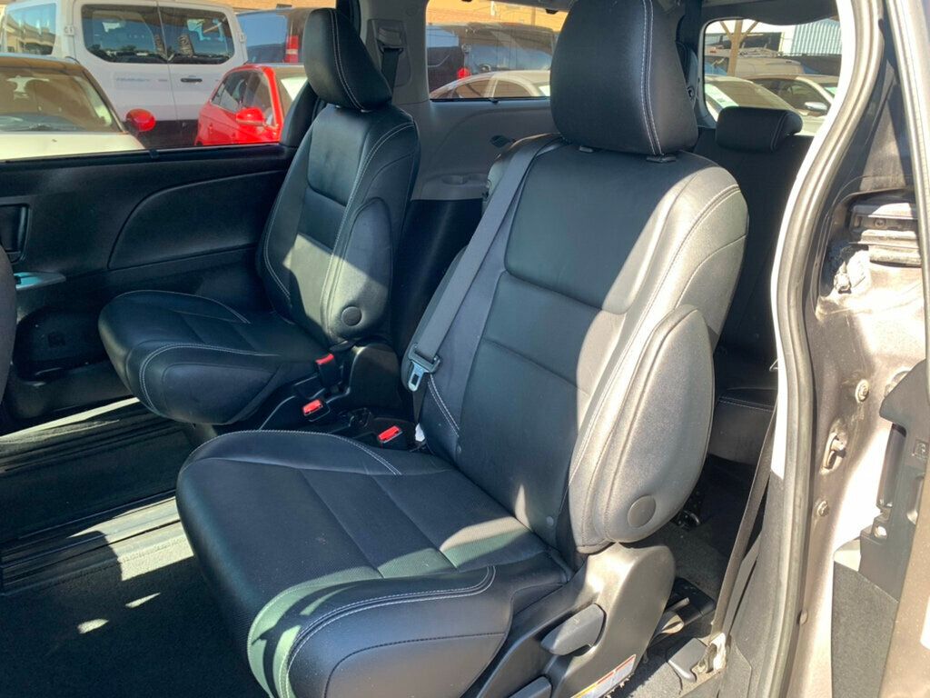 2017 Toyota Sienna SE FWD 8-Passenger - 22975613 - 2