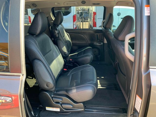 2017 Toyota Sienna SE FWD 8-Passenger - 22975613 - 30