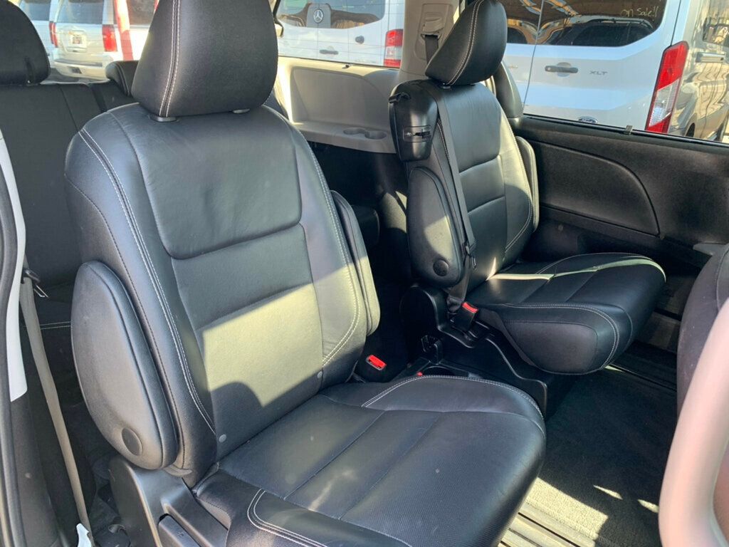 2017 Toyota Sienna SE FWD 8-Passenger - 22975613 - 31