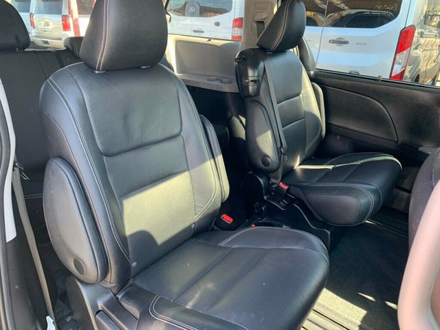 2017 Toyota Sienna SE FWD 8-Passenger - 22975613 - 31