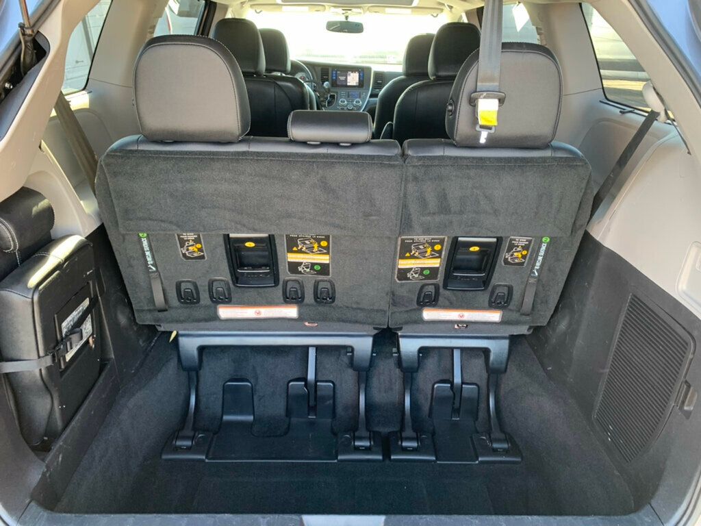 2017 Toyota Sienna SE FWD 8-Passenger - 22975613 - 37