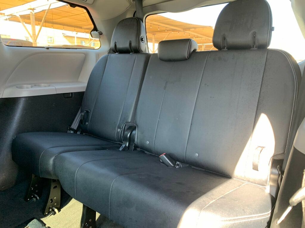 2017 Toyota Sienna SE FWD 8-Passenger - 22975613 - 3