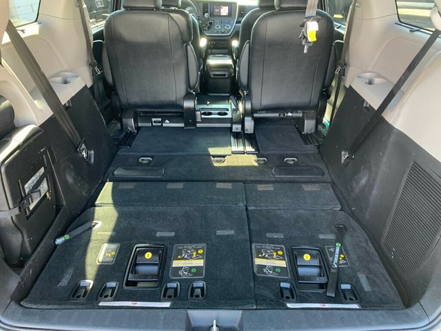 2017 Toyota Sienna SE FWD 8-Passenger - 22975613 - 40
