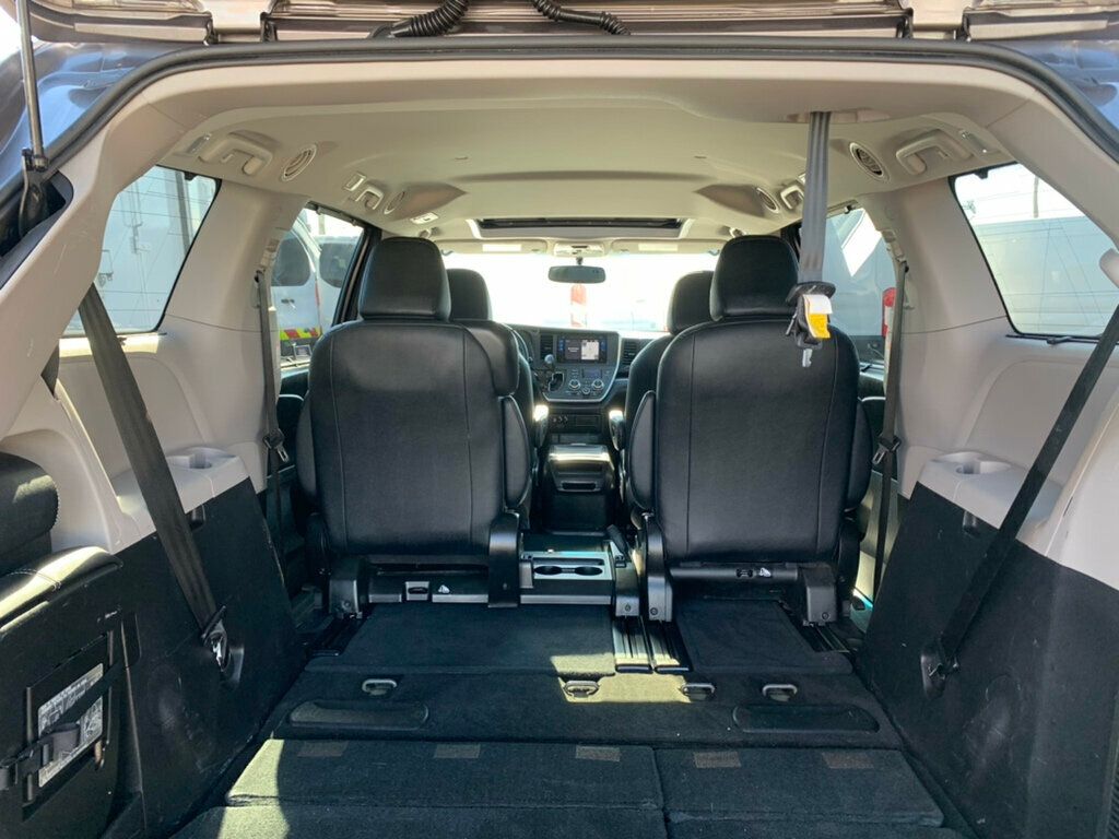 2017 Toyota Sienna SE FWD 8-Passenger - 22975613 - 41