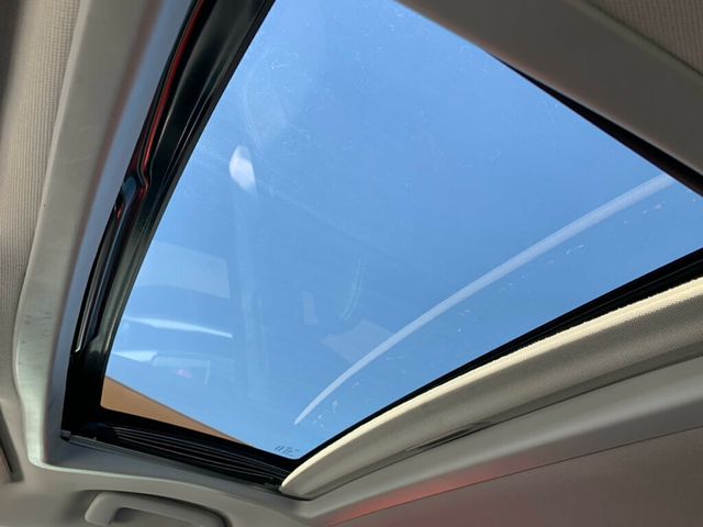 2017 Toyota Sienna SE FWD 8-Passenger - 22975613 - 4