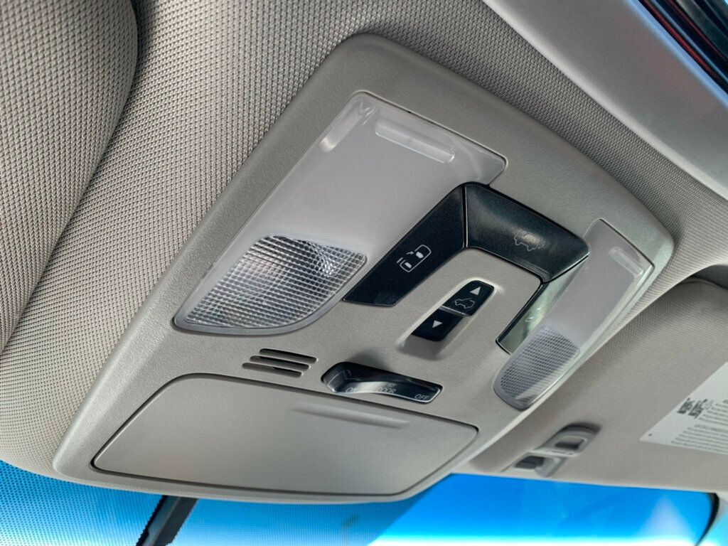 2017 Toyota Sienna SE FWD 8-Passenger - 22975613 - 50